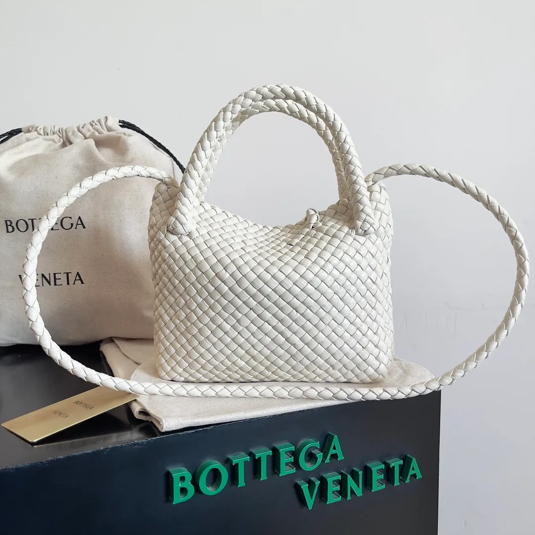 Batch 3760 BV collectible small woven handbags are really YYDS!! Bottega Veneta’s most classic small woven handbags are back! ! We use the highest quality leather with the highest craftsmanship❤️ to create the most expensive works. We have created the Intrecciato leather weaving process❤️ This unique traditional exclusive leather weaving method has not only become our logo but also reflects the time-consuming and labor-intensive craftsmanship of our products❤️ The new TOSCA handbag must be a selection worth collecting🆕 Style number: 776755 Size: 20*15.5*7cm